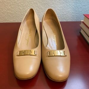 Ferragamo tan shoe 9B